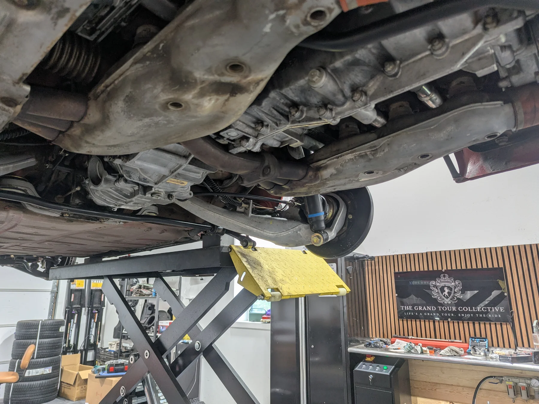 After dry ice cleaning: matching exhaust and drivetrain underside detail on the 1988 Porsche 911