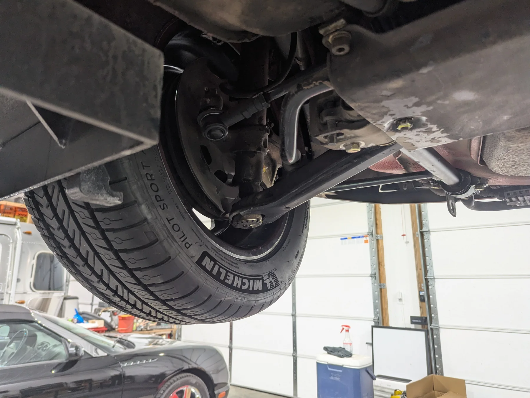 After dry ice cleaning: corresponding wheel-well, suspension, and control-arm detail of the 1988 Porsche 911