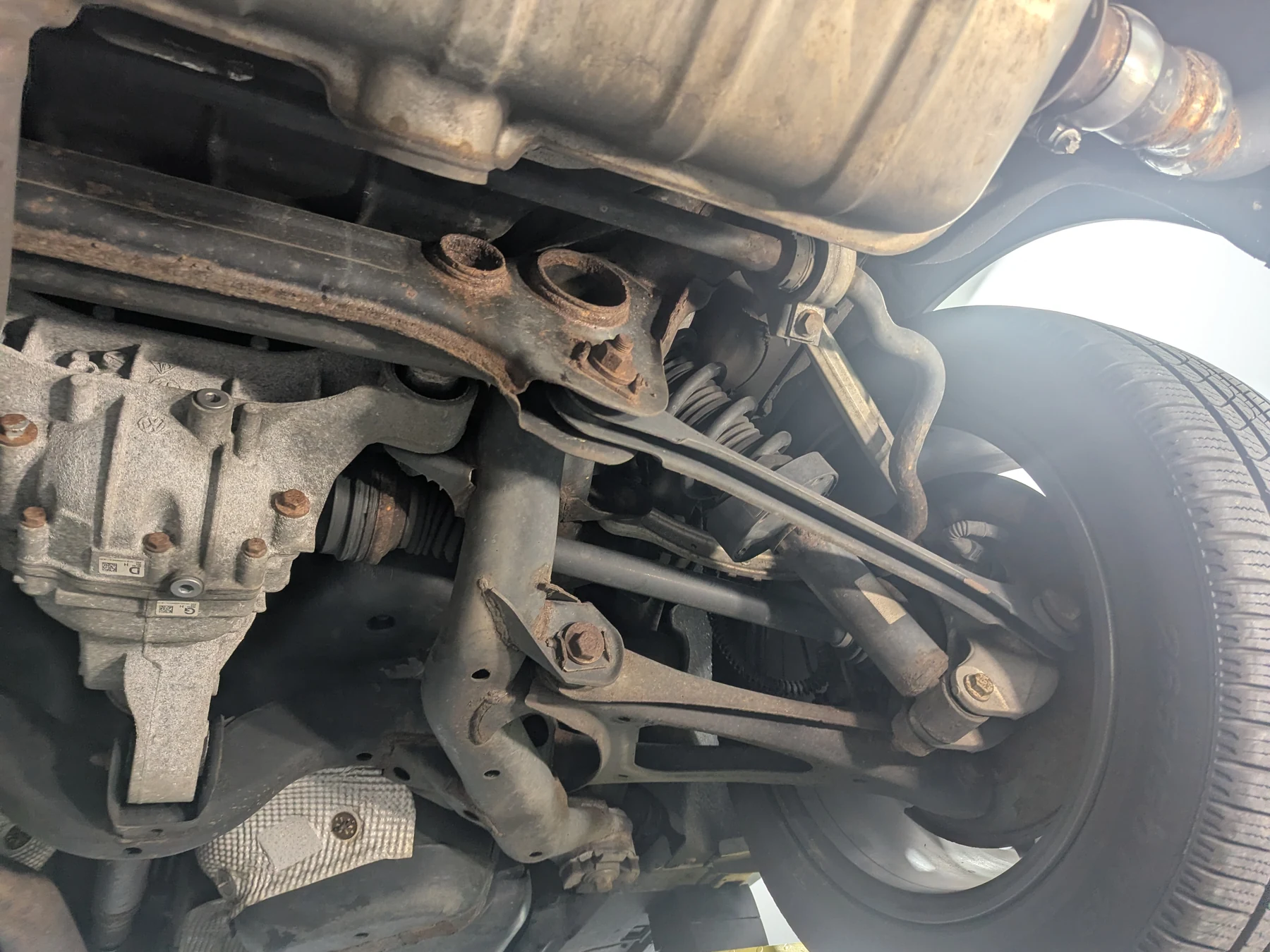 After lanolin undercoating: matching rear wheel-side suspension and protected control arms of the 2013 Porsche Cayenne
