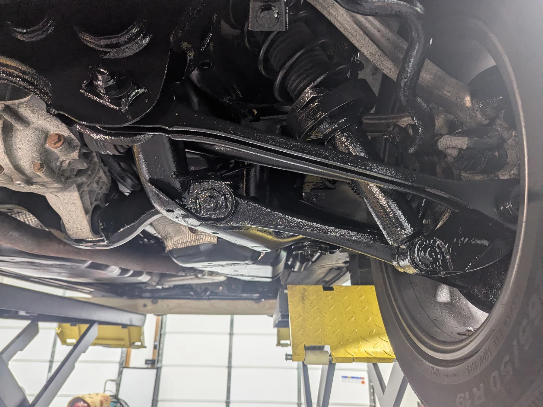 Before lanolin undercoating: rear wheel-side suspension, differential, and control arms of the 2013 Porsche Cayenne