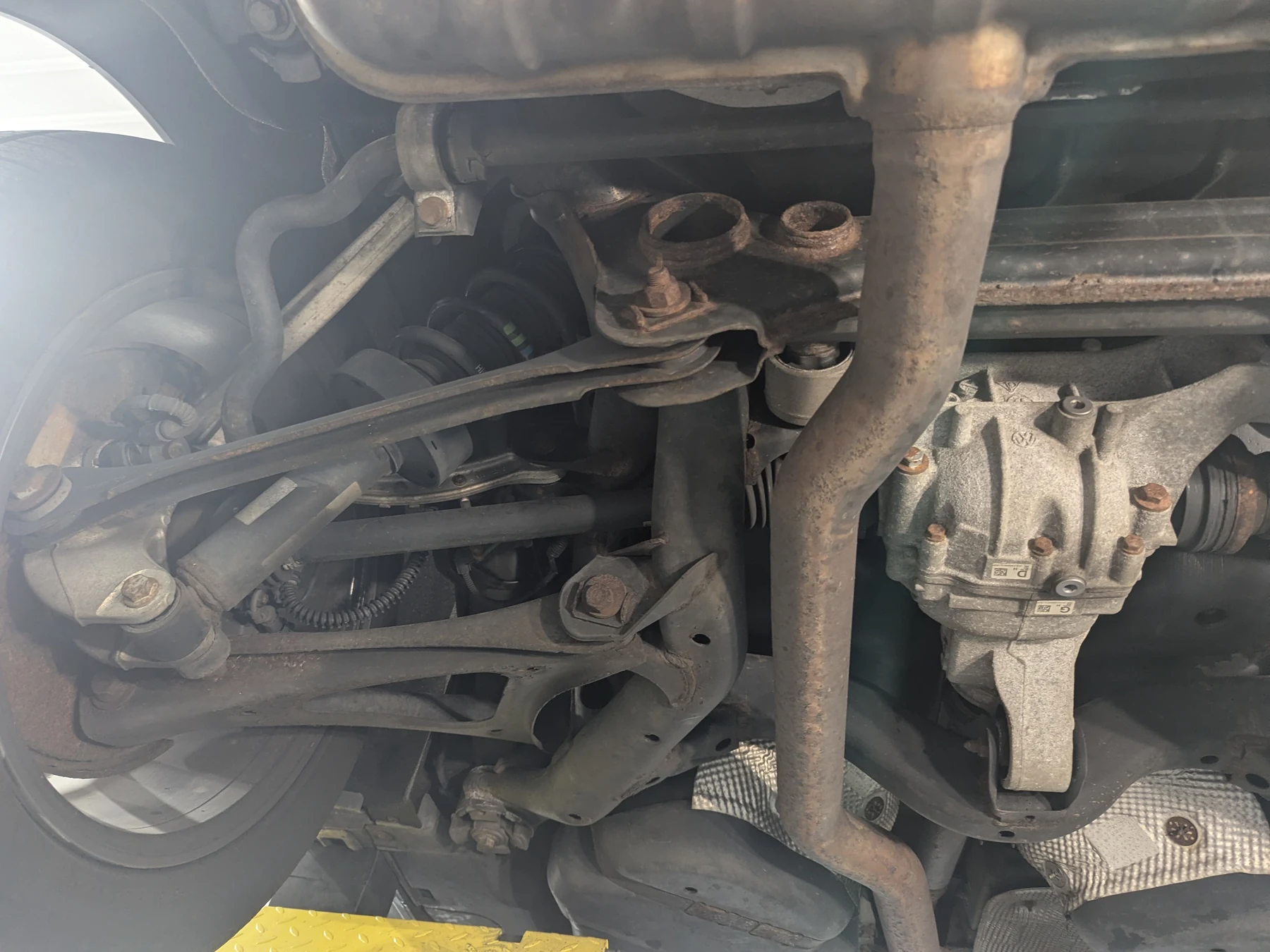 After lanolin undercoating: matching opposite rear wheel-side suspension and protected chassis of the 2013 Porsche Cayenne