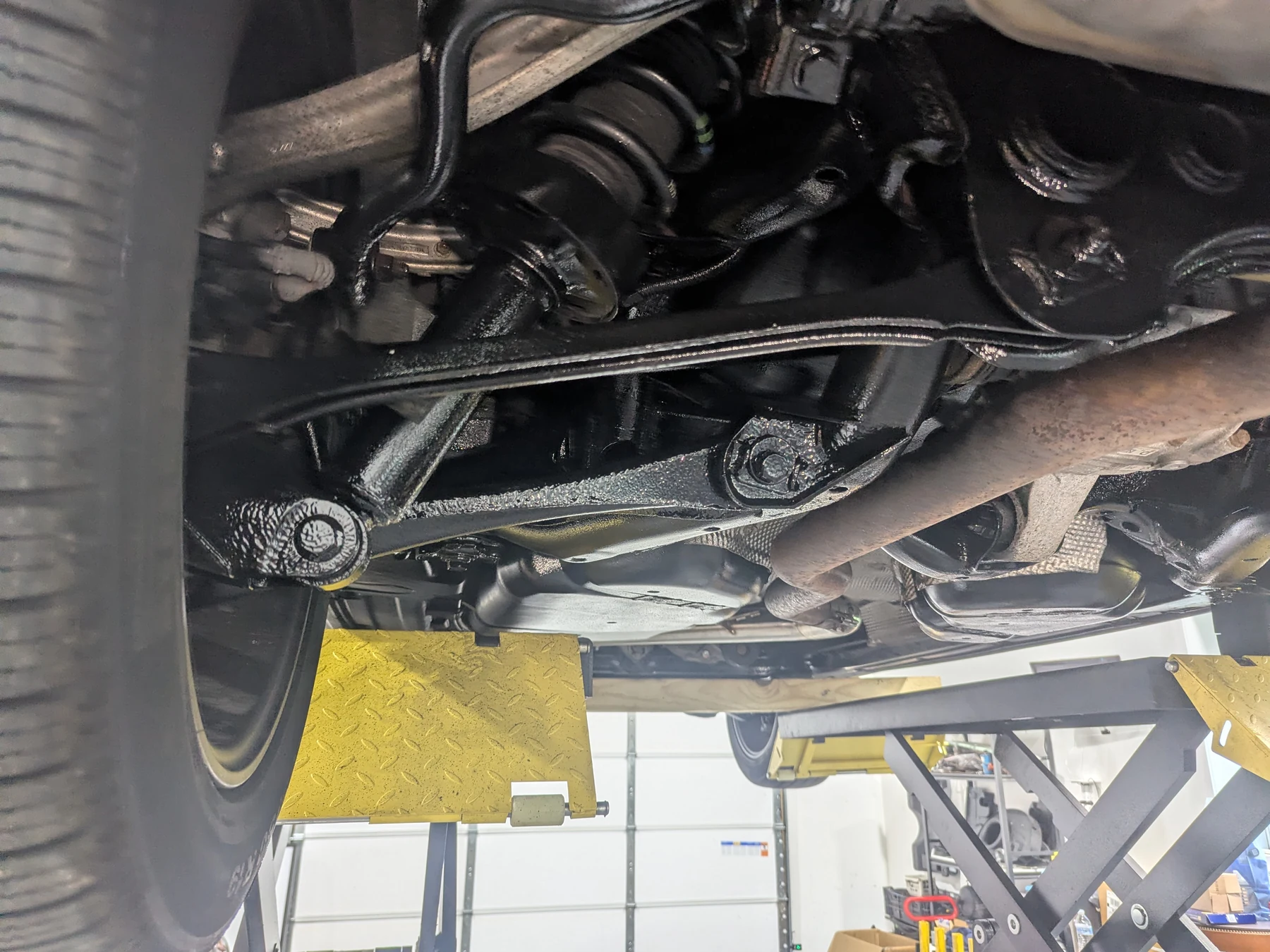 Before lanolin undercoating: opposite rear wheel-side suspension and differential of the 2013 Porsche Cayenne