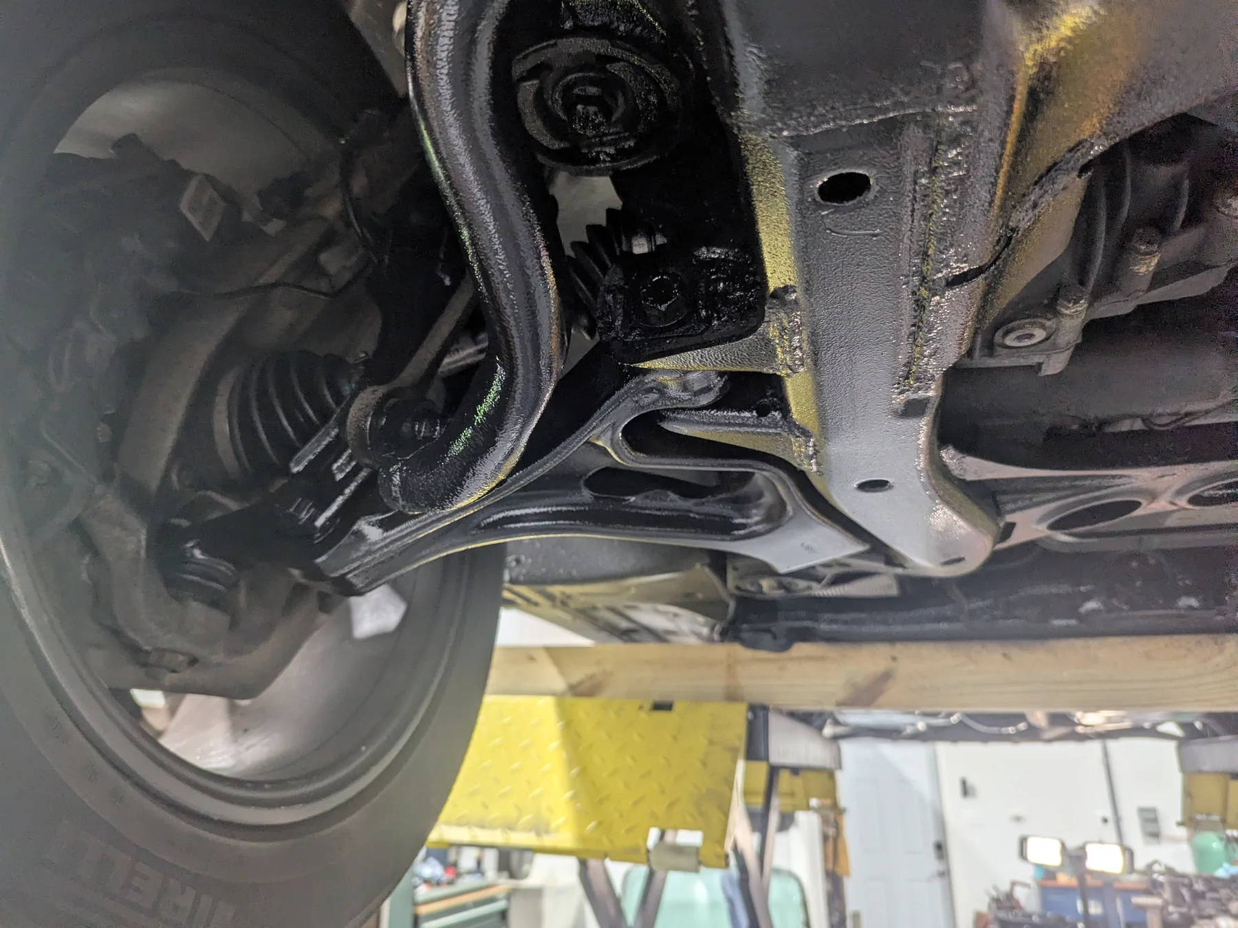 Before lanolin undercoating: front wheel-side control arm, sway bar, and subframe of the 2013 Porsche Cayenne